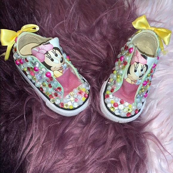 minnie mouse chucks
